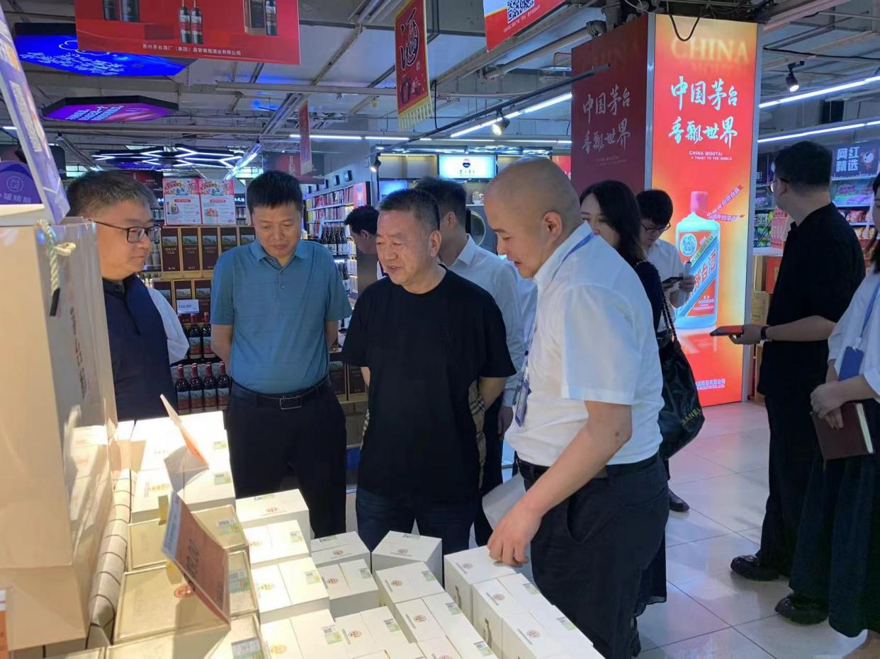 貴州茅臺(tái)酒廠（集團(tuán)）有限責(zé)任公司黨委委員、副總經(jīng)理萬(wàn)波一行調(diào)研西安市人人樂(lè)超市有限公司茅臺(tái)酒市場(chǎng)